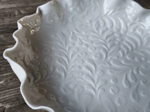 Ručne vyrábaná - Exkluzívna autorská porcelánová misa – biele zlato v jemnej reliéfnej podobe z pravého porcelánu