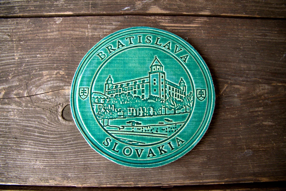 Keramický suvenír – Bratislavský hrad | Ručne vyrobená ozdobná plaketa zo Slovenska zelená