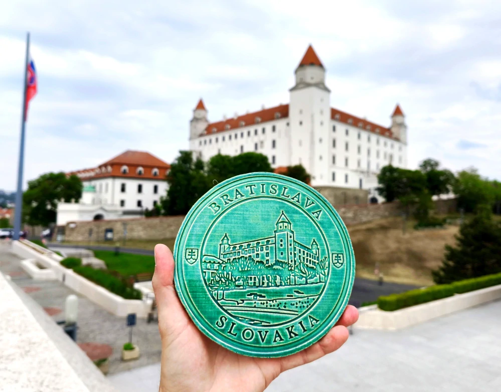 Keramický suvenír – Bratislavský hrad | Ručne vyrobená ozdobná plaketa zo Slovenska zelená