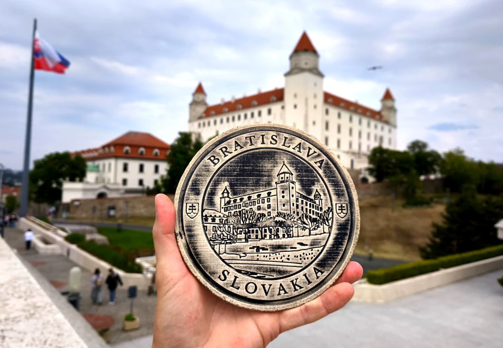 Keramický suvenír – Bratislavský hrad | Ručne vyrobená ozdobná plaketa zo Slovenska zelená