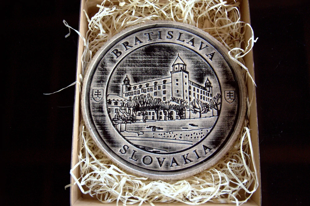 Keramický suvenír – Bratislavský hrad | Ručne vyrobená ozdobná plaketa zo Slovenska zelená