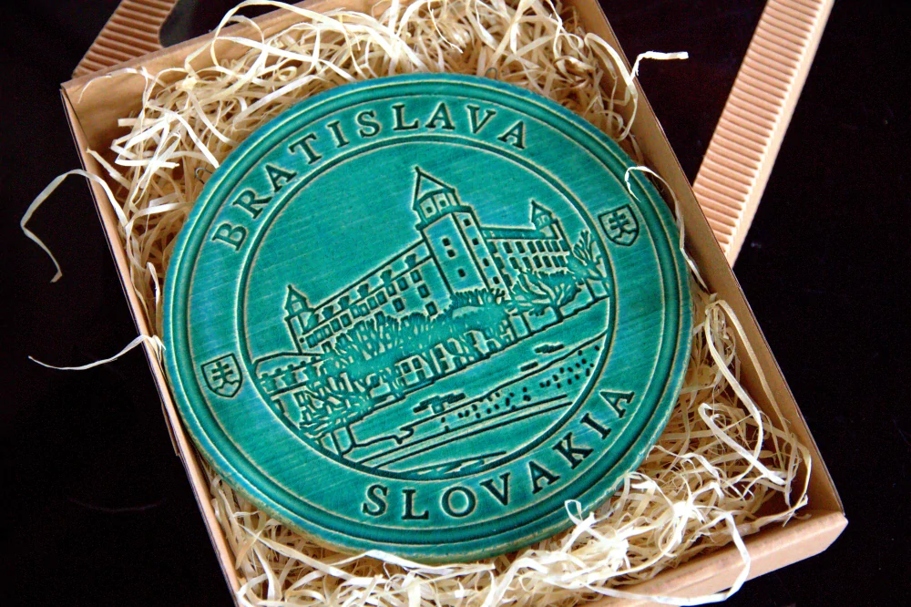 Keramický suvenír – Bratislavský hrad | Ručne vyrobená ozdobná plaketa zo Slovenska zelená