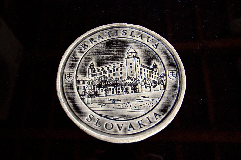 Keramický suvenír – Bratislavský hrad | Ručne vyrobená ozdobná plaketa zo Slovenska zelená