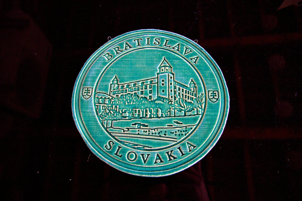 Keramický suvenír – Bratislavský hrad | Ručne vyrobená ozdobná plaketa zo Slovenska zelená