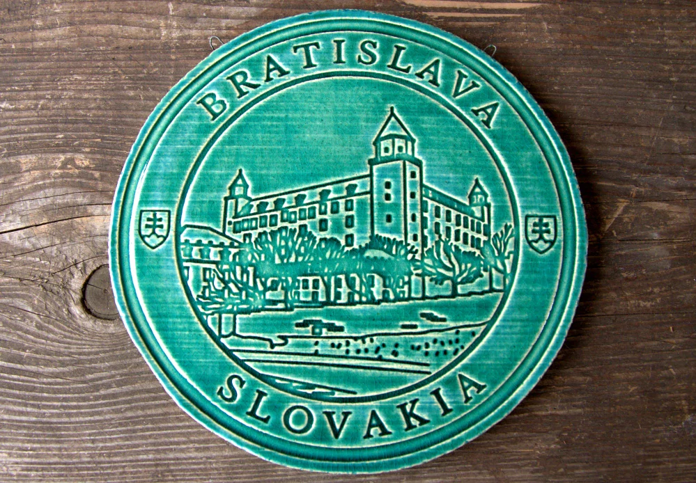 Keramický suvenír – Bratislavský hrad | Ručne vyrobená ozdobná plaketa zo Slovenska zelená