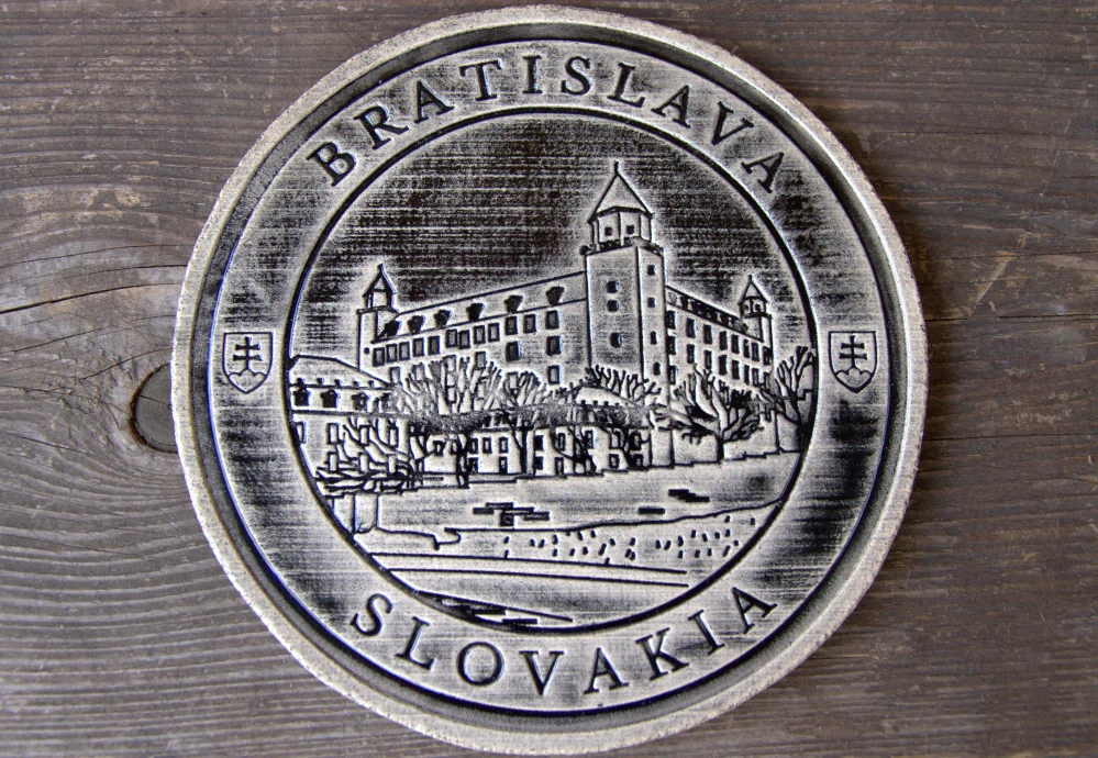 Keramický suvenír – Bratislavský hrad | Ručne vyrobená ozdobná plaketa zo Slovenska zelená